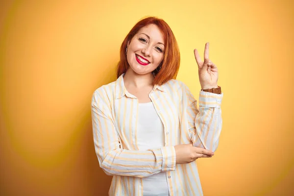 Hermosa Mujer Pelirroja Con Camisa Rayas Pie Sobre Fondo Amarillo —  Fotos de Stock