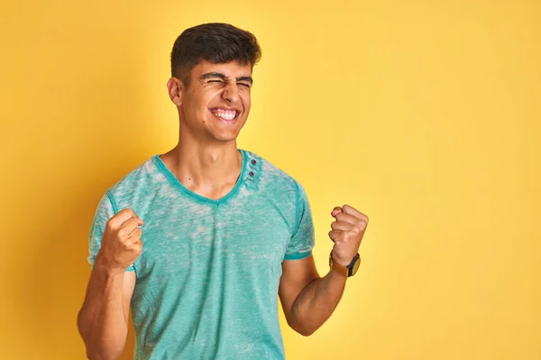 Hombre Indio Joven Con Camiseta Verde Pie Sobre Fondo Amarillo — Foto de Stock