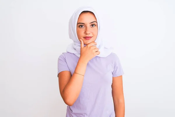 Junges Schönes Arabisches Mädchen Hijab Das Vor Isoliertem Weißem Hintergrund — Stockfoto