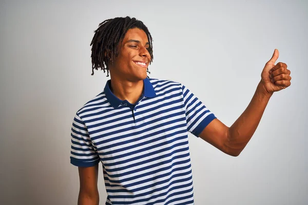 Afro Mann Mit Dreadlocks Gestreiftem Blauem Polo Steht Über Isoliertem — Stockfoto