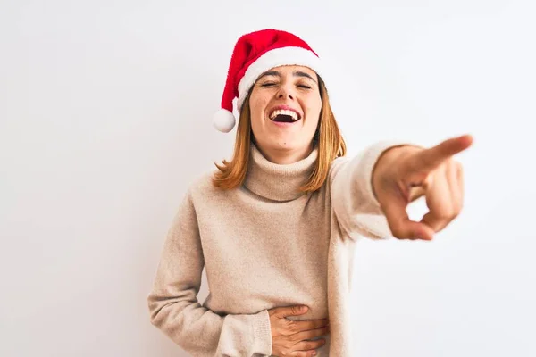 Mooie Roodharige Vrouw Draagt Kerst Hoed Geïsoleerde Achtergrond Lachen Naar — Stockfoto