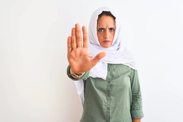 Jonge Mooie Arabische Vrouw Draagt Traditionele Moslim Hijab Geïsoleerde Achtergrond — Stockfoto