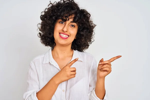 Mulher Árabe Jovem Com Cabelo Encaracolado Vestindo Camisa Casual Sobre — Fotografia de Stock