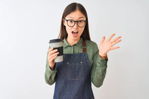 Čínská Barista Žena Nosí Zástěry Brýle Pití Kávy Přes Izolované — Stock fotografie