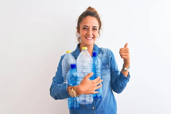 Junge Rothaarige Frau Mit Plastikflasche Zum Recyceln Über Isolierten Hintergrund — Stockfoto