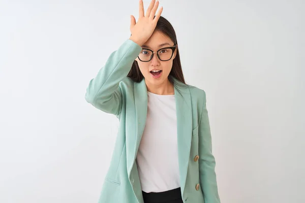 Empresaria China Con Chaqueta Elegante Gafas Sobre Fondo Blanco Aislado — Foto de Stock