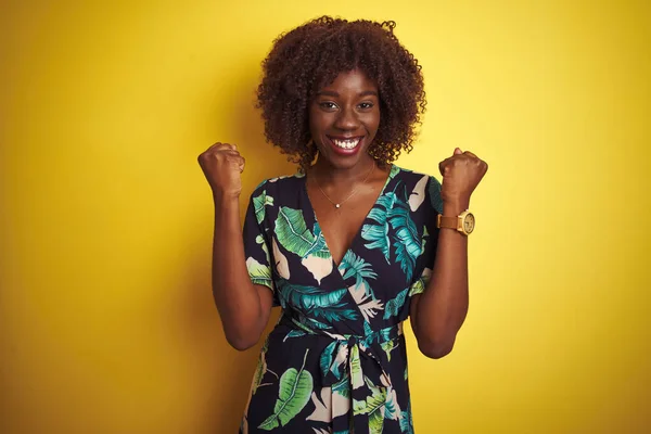 Junge Afrikanische Afro Frau Trägt Sommerblumenkleid Über Isoliertem Gelben Hintergrund — Stockfoto