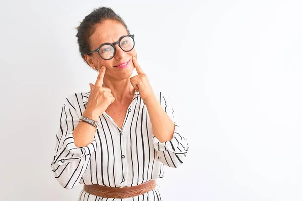 Mulher Negócios Meia Idade Vestindo Vestido Listrado Óculos Sobre Fundo — Fotografia de Stock
