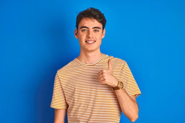 Ragazzo Adolescente Che Indossa Casual Shirt Piedi Sfondo Blu Isolato — Foto Stock