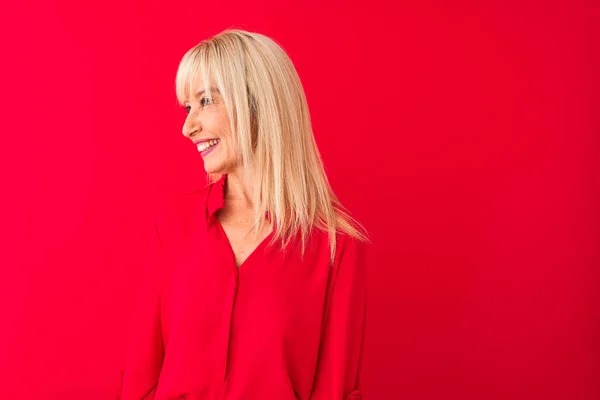 Mujer Mediana Edad Vistiendo Una Camisa Elegante Pie Sobre Fondo — Foto de Stock