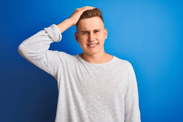 Ung Stilig Man Bär Vit Casual Shirt Stående Över Isolerad — Stockfoto