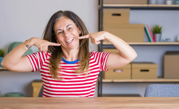Middelbare Leeftijd Senior Vrouw Zittend Aan Tafel Thuis Glimlachend Vrolijk — Stockfoto
