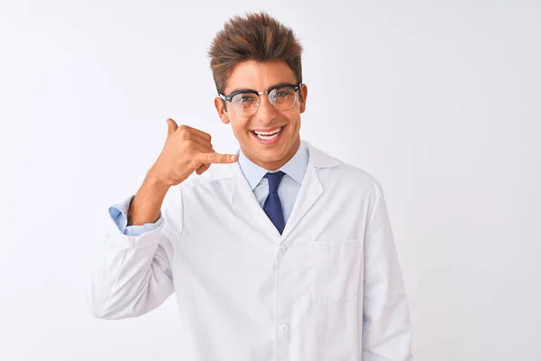 Joven Cientista Guapo Con Gafas Abrigo Sobre Fondo Blanco Aislado —  Fotos de Stock