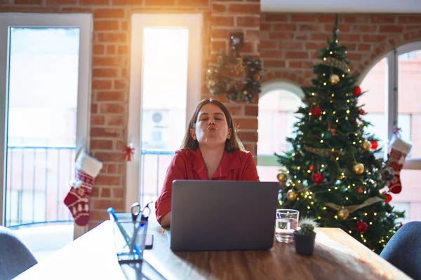 Güzel Bir Kadın Evde Dizüstü Bilgisayarla Çalışıyor Noel Ağacının Etrafında — Stok fotoğraf