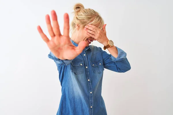 Mujer Mediana Edad Con Camisa Vaquera Casual Pie Sobre Fondo — Foto de Stock