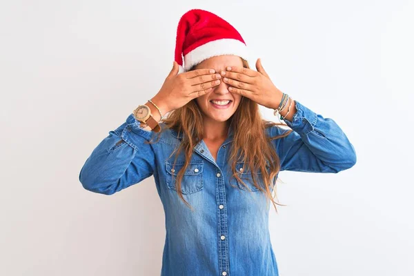 Jonge Mooie Roodharige Vrouw Draagt Kerstmuts Geïsoleerde Achtergrond Bedekt Ogen — Stockfoto