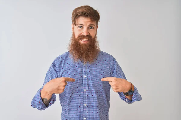 Joven Pelirrojo Irlandés Con Camisa Casual Pie Sobre Fondo Blanco —  Fotos de Stock