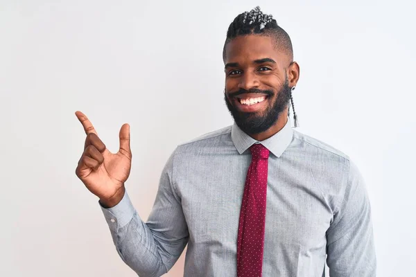 Hombre Negocios Afroamericano Con Trenzas Con Corbata Pie Sobre Fondo — Foto de Stock