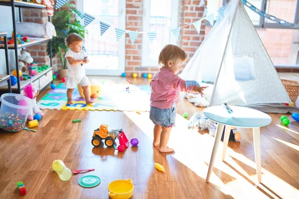 Adoráveis Crianças Brincando Torno Muitos Brinquedos Jardim Infância — Fotografia de Stock