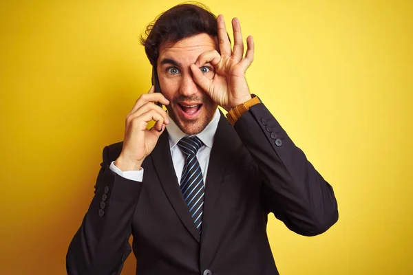 Jovem Empresário Bonito Falando Smartphone Sobre Fundo Amarelo Isolado Com — Fotografia de Stock