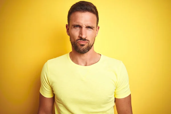 Ung Stilig Man Bär Casual Gul Shirt Över Gul Isolerad — Stockfoto