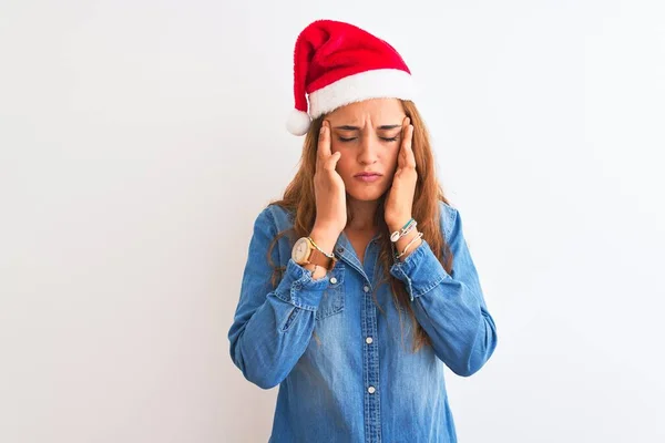 Jonge Mooie Roodharige Vrouw Draagt Kerstmuts Geïsoleerde Achtergrond Met Hand — Stockfoto