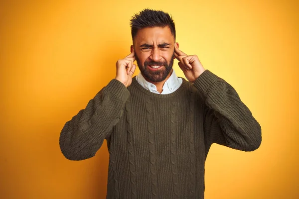 Hombre Indio Joven Con Suéter Verde Camisa Pie Sobre Fondo —  Fotos de Stock