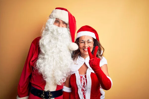 Paar Mittleren Alters Trägt Weihnachtsmann Kostüm Und Brille Über Isoliertem — Stockfoto