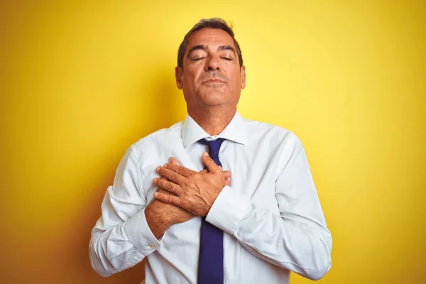 Hombre Negocios Guapo Mediana Edad Pie Sobre Fondo Amarillo Aislado —  Fotos de Stock