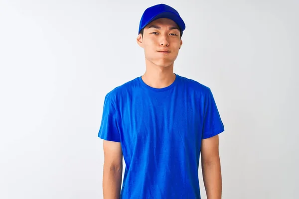 Čínský Poslíček Modrém Tričku Čepici Stojící Nad Osamělým Bílým Pozadím — Stock fotografie