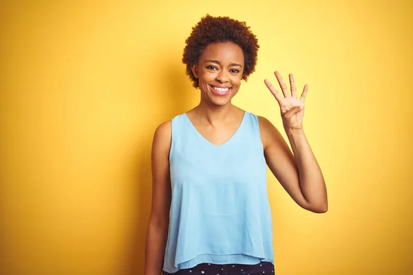 Hermosa Mujer Afroamericana Con Camisa Elegante Sobre Fondo Amarillo Aislado — Foto de Stock