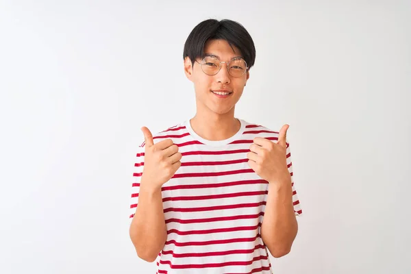 Joven Hombre Chino Con Gafas Camiseta Rayas Pie Sobre Signo — Foto de Stock