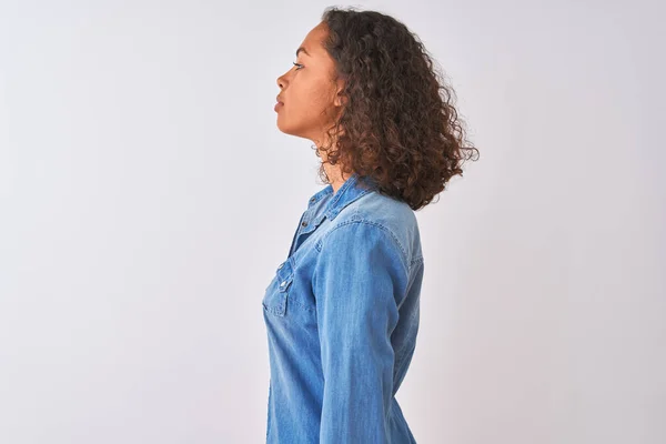 Mladá Brazilská Žena Džínové Košili Stojí Nad Izolovaným Bílým Pozadím — Stock fotografie