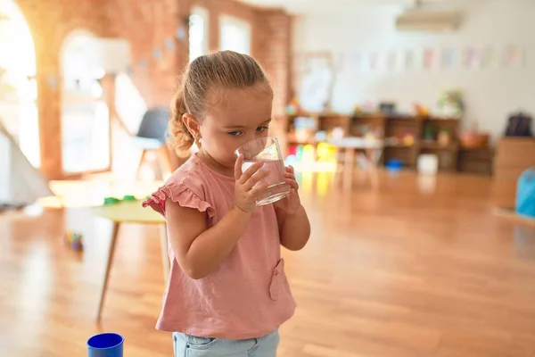 Vacker Blond Småbarn Flicka Dricka Glas Vatten Dagis — Stockfoto