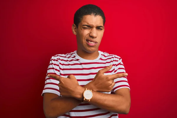 Jonge Knappe Arabier Man Draagt Gestreept Shirt Geïsoleerde Rode Achtergrond — Stockfoto