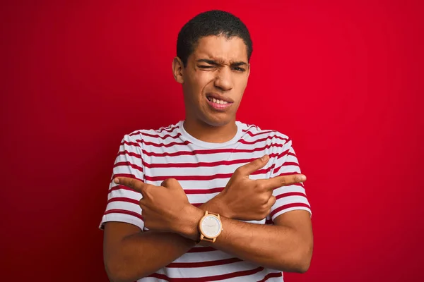 Jovem Bonito Árabe Homem Vestindo Listrado Shirt Sobre Isolado Vermelho — Fotografia de Stock