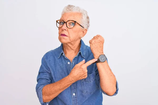 Donna Anziana Dai Capelli Grigi Che Indossa Camicia Jeans Occhiali — Foto Stock