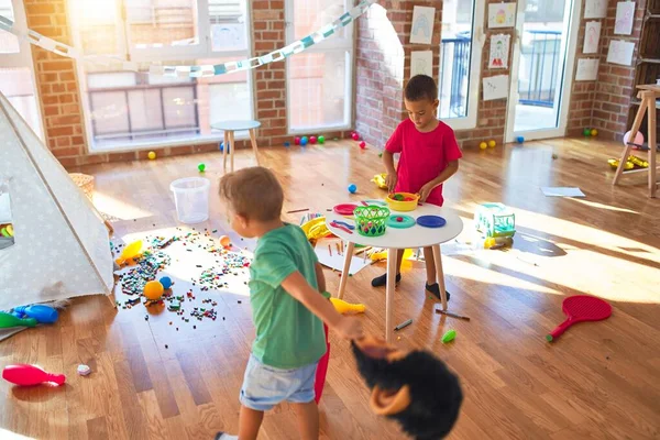 Adoráveis Crianças Brincando Torno Muitos Brinquedos Jardim Infância — Fotografia de Stock