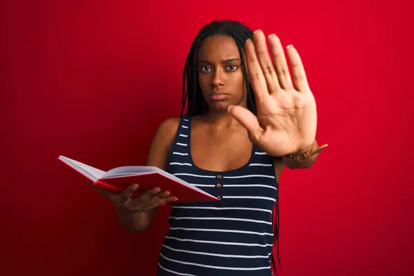 Ung Afrikansk Amerikansk Student Kvinna Läser Bok Stående Över Isolerad — Stockfoto