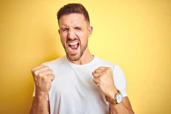 Joven Hombre Guapo Con Camiseta Blanca Casual Sobre Fondo Aislado — Foto de Stock