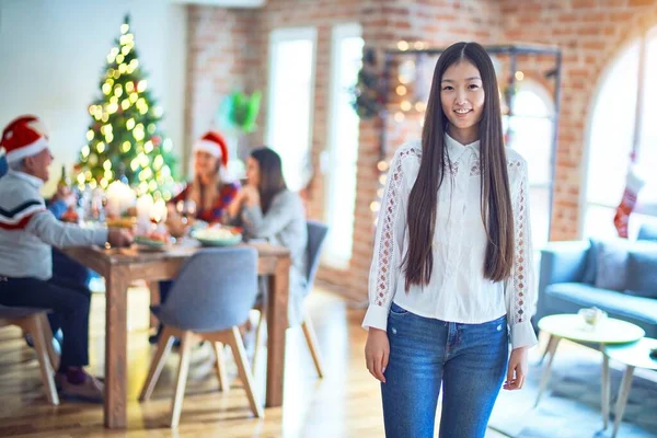 Joven Hermosa Mujer China Sonriendo Feliz Confiado Pie Con Sonrisa —  Fotos de Stock