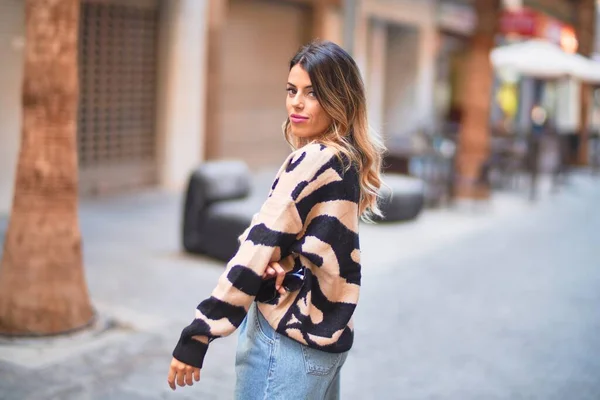 Jovem Mulher Bonita Sorrindo Feliz Confiante Andando Rua Cidade — Fotografia de Stock