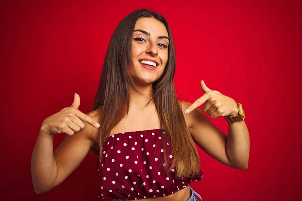 Jeune Belle Femme Portant Shirt Décontracté Debout Sur Fond Rouge — Photo