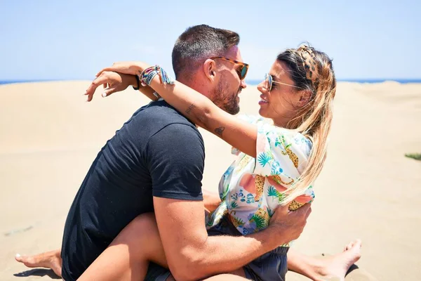 Jovem Casal Bonito Sorrindo Feliz Confiante Sentado Com Sorriso Rosto — Fotografia de Stock