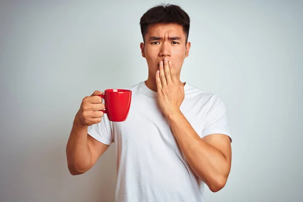 Ασιάτης Κινέζος Κρατώντας Κόκκινο Φλιτζάνι Καφέ Στέκεται Πάνω Από Απομονωμένο — Φωτογραφία Αρχείου