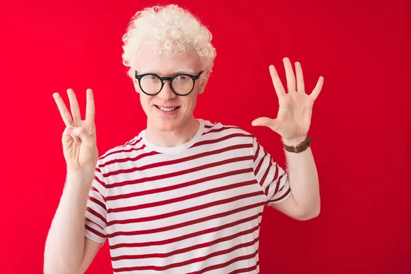 Sarı Çizgili Tişört Gözlüklü Genç Albino Adam Izole Edilmiş Kırmızı — Stok fotoğraf