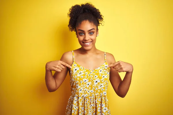 Mujer Afroamericana Vistiendo Vestido Floral Casual Pie Sobre Fondo Amarillo —  Fotos de Stock