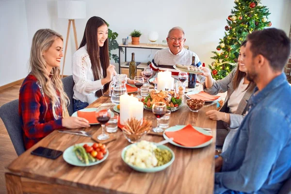 Hermosa Reunión Familiar Sonriendo Feliz Confiado Comer Pavo Asado Celebrando —  Fotos de Stock