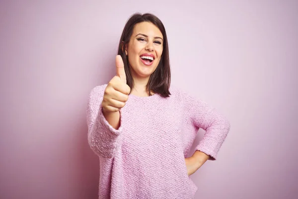 Junge Schöne Brünette Frau Trägt Einen Pullover Über Rosa Isolierten — Stockfoto