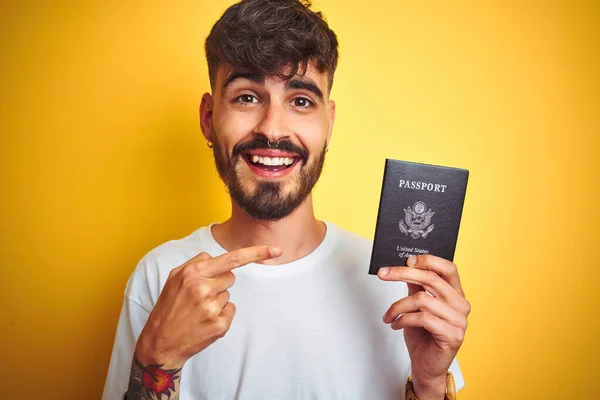 Jovem Com Tatuagem Vestindo Passaporte Dos Eua Sobre Fundo Amarelo — Fotografia de Stock